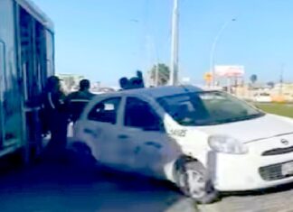 Chocan unidades en libramiento Monterrey dejando daños y caos vial
