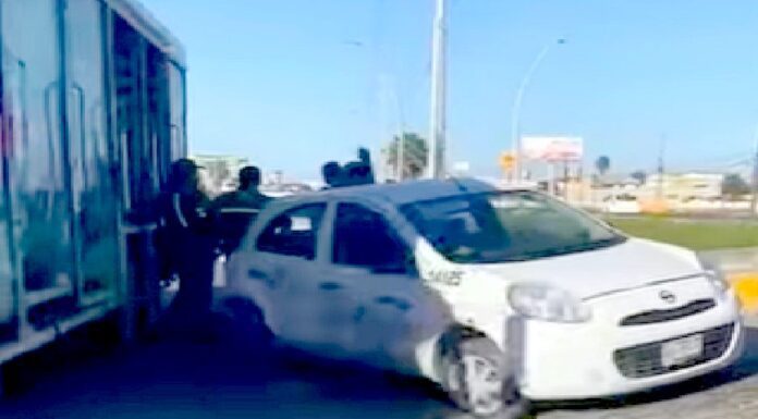 Chocan unidades en libramiento Monterrey dejando daños y caos vial