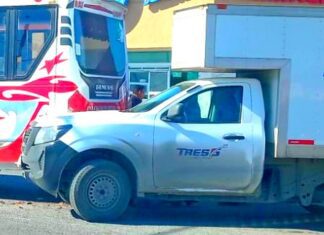 Chocan unidades y dejan cuantisosos daños materiales