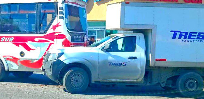 Chocan unidades y dejan cuantisosos daños materiales