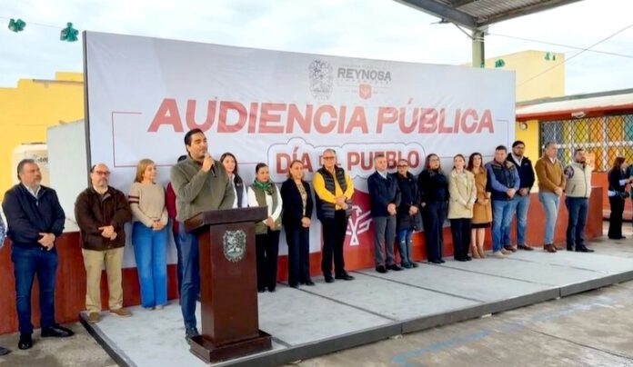 Ciudadanos se benefician con programas en audiencia pública en Villas de Imaq (5)
