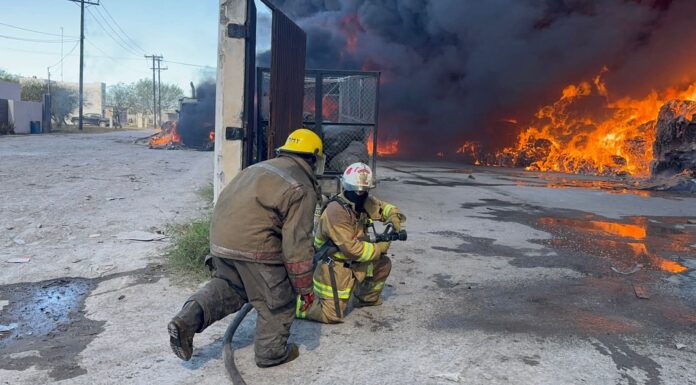Oportuna intervención de cuerpos de emergencia controla incendio en fábrica de cartón de Matamoros