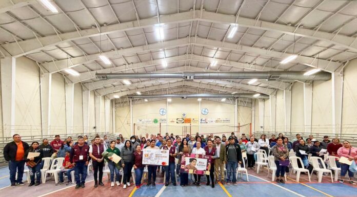 Entregan tarjetas de la Beca Universal “Rita Cetina”