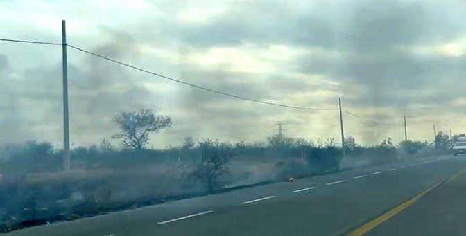 Registran incendio en pastizal a la salida a carretera Monterrey