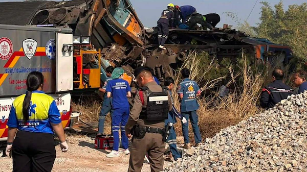 Tragedia en Tailandia: Grúa cae sobre tren en movimiento y mata a 27 personas; hay 80 heridos