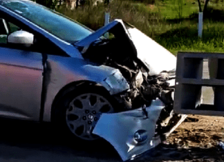 Se proyecta unidad en apartada carretera dejando daños materiales