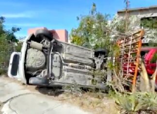 Se proyecta y vuelca unidad dejando lesionados y daños