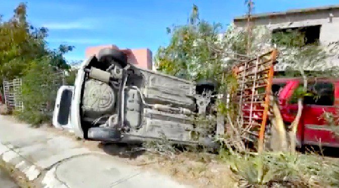 Se proyecta y vuelca unidad dejando lesionados y daños (1)