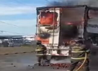 Se quema camión y deja daños materiales