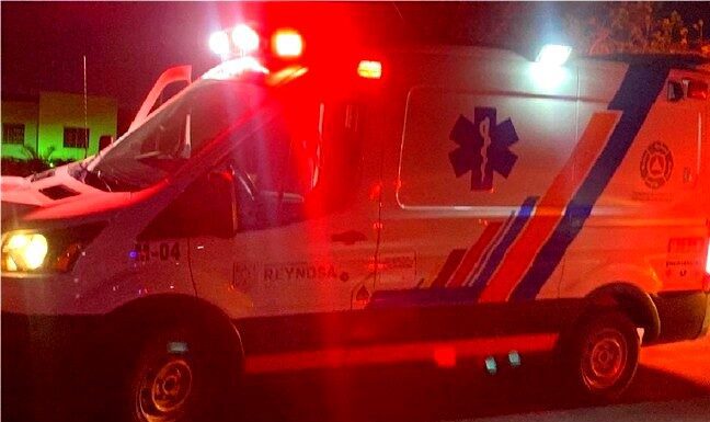 Unidad médica auxilia a motociclista en carretera Reynosa-Río Bravo