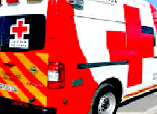 Unidad médica auxilia a persona lesionada a hospital