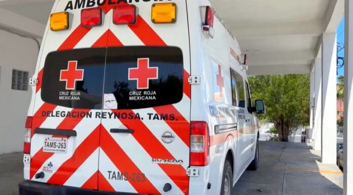Unidad medica auxilia a persona lesionada tras ser atropellada