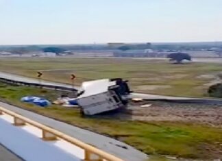 Vuelca tráiler lleno de carga en el temible y tenebroso “Viaducto de la Muerte”