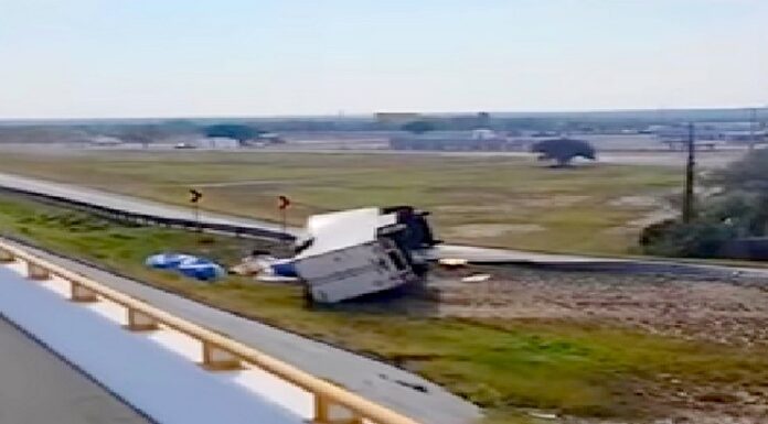 Vuelca tráiler lleno de carga en el temible y tenebroso “Viaducto de la Muerte”
