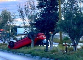 Vuelca unidad en apartada colonia popular