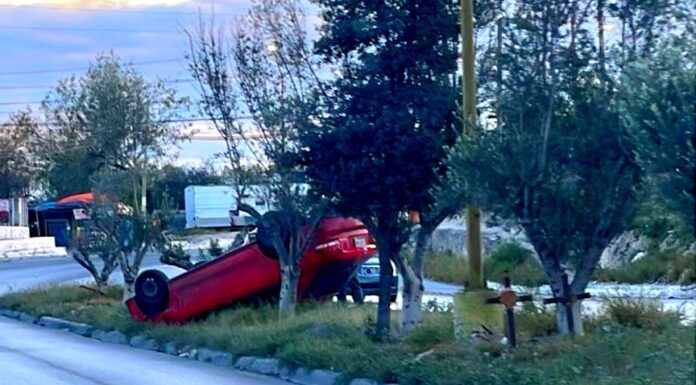 Vuelca unidad en apartada colonia popular