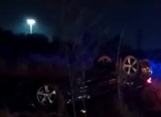 Vuelca unidad en boulevard Oriente dejando daños materiales