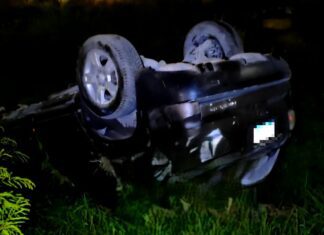 Vuelca unidad en tétrica y oscura carretera dejando daños materiales