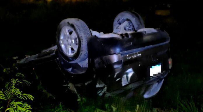 Vuelca unidad en tétrica y oscura carretera dejando daños materiales