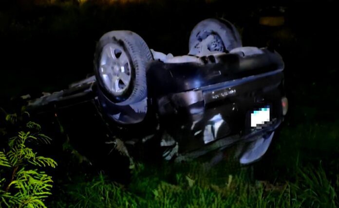 Vuelca unidad en tétrica y oscura carretera dejando daños materiales