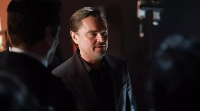 Leonardo DiCaprio y su viaje en yate con Jeff Bezos, el blanco de un chiste en los Critics Choice Awards 2026