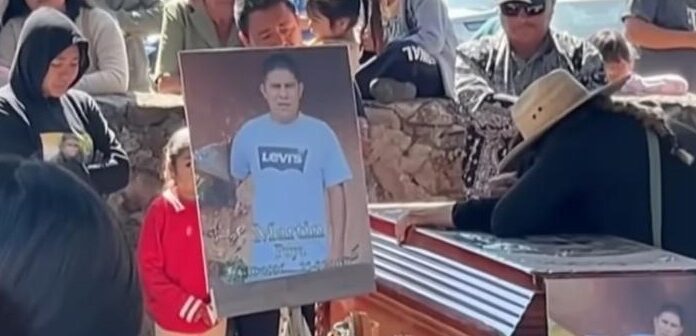 Entre gritos de impotencia dan último adiós a víctimas de masacre en Salamanca