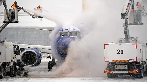 Miles de vuelos cancelados antes de tormenta invernal en EU