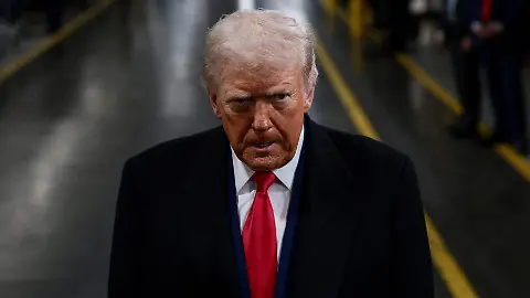 Trump afirma que Irán quiere negociar; portaviones de EU llega a Oriente Medio