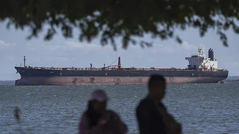 Buques petroleros siguen llegando a Venezuela pese a bloqueo de EU, de acuerdo con TankerTrackers.com