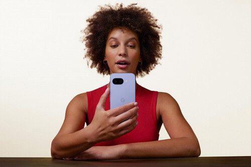 Celular gama media con resistencia al agua y 7 años de actualizaciones. Toma buenas fotos