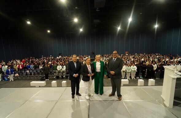 Reconocen trayectoria de la Lic. en Enfermería Ana María Pérez Castillo en Congreso Internacional