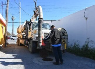 Aplican trabajos de limpieza y sondeo en las líneas de drenaje sanitario