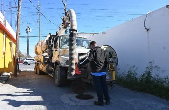 Aplican trabajos de limpieza y sondeo en las líneas de drenaje sanitario