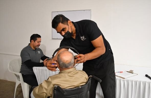 Adultos mayores del CEDES Victoria reciben atención audiológica por parte del DIF Tamaulipas