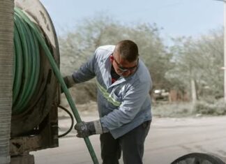 Realizan antenimiento permanente a las redes de drenaje sanitario