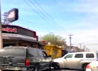 Accidente vial deja solo daños en concurrida colonia popular