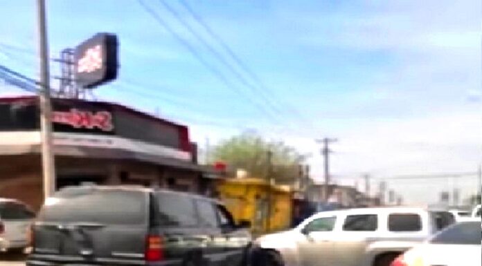 Accidente vial deja solo daños en concurrida colonia popular