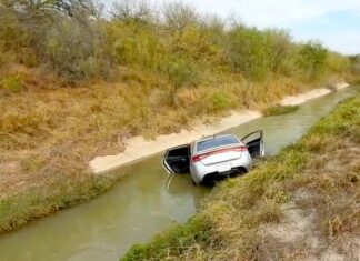Cae unidad a dren desalinizando “El Morrillo” y deja daños materiales