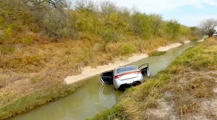Cae unidad a dren desalinizando “El Morrillo” y deja daños materiales