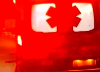 Unidad medica auxilia a persona y la trasladan a un hospital