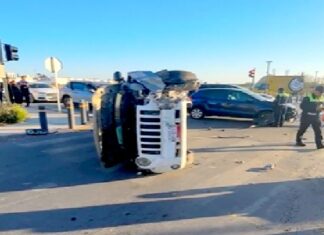 Vuelca unidad en apartada colonia popular dejando daños materiales