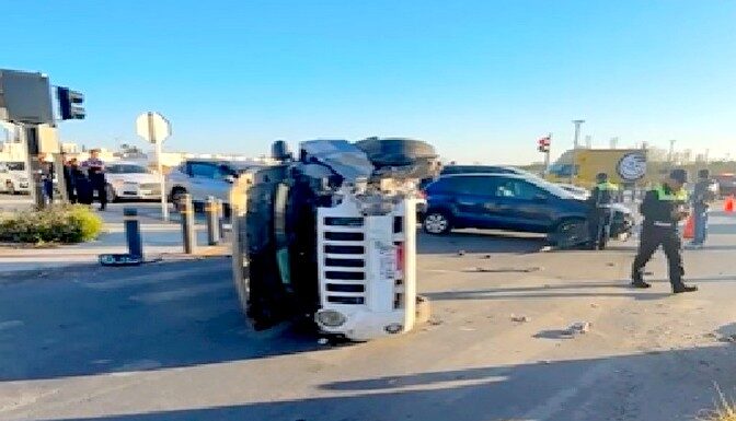 Vuelca unidad en apartada colonia popular dejando daños materiales