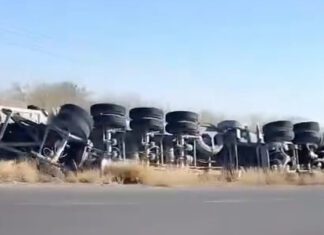 Vuelca unidad en carretera a la Ribereña dejando daños materiales