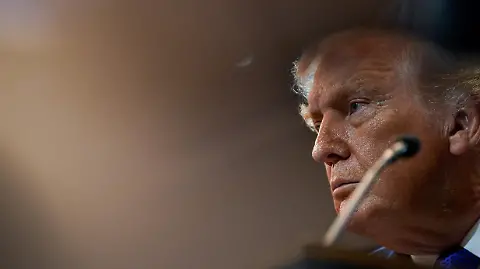 Trump inicia plan millonario para transformar almacenes en centros de detención de migrantes