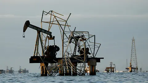 Trump levanta sanciones al petróleo venezolano y otorga permisos a firmas extranjeras