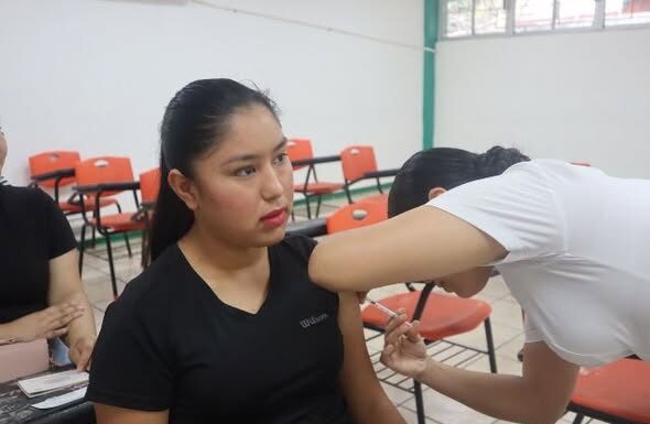 Aplican jornada de vacunación en Conalep