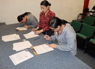 Impulsan permanencia escolar con becas para 85 estudiantes