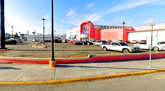 Arrestan a dos mujeres por intentar sacar mercancía sin pagar de comercio