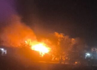 Bomberos acuden a un incendio en un predio