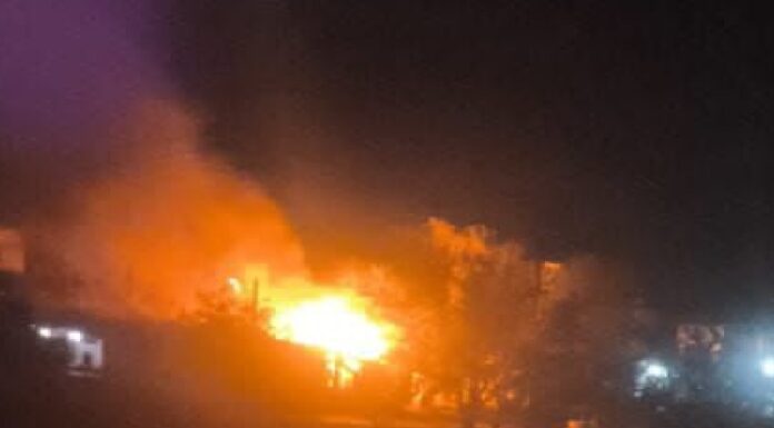 Bomberos acuden a un incendio en un predio